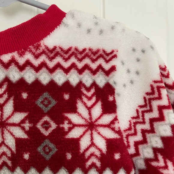 EUC | PatPat boy’s red‎ & white patterned plush top — size 5/6 - Picture 3 of 6